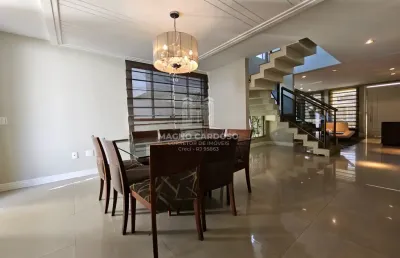 Casa dúplex em condomínio fechado com 4 suítes, piscina e hidromassagem