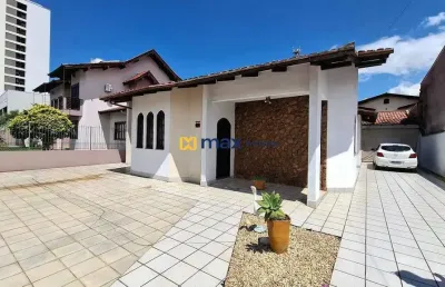 Casa ampla com 4 quartos (1 suíte) à venda no bairro são joão em itajaí