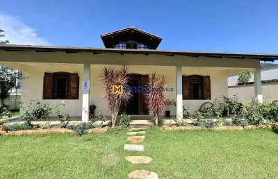 Ampla casa com 3 suítes, averbada, ressacada, itajaí