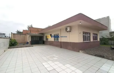 Venda: casa com amplo terreno de 351m² e 4 dormitórios, centro, navegantes