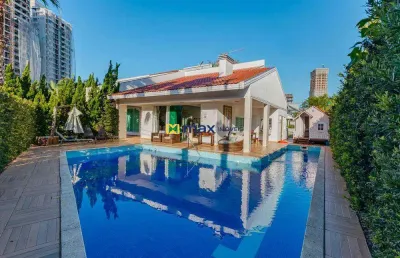 Excelente casa alto padrão mobiliada, 3 suítes e 2 demi suítes, praia brava