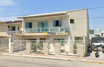 Venda: casa com suíte + 3 dormitórios e piscina. bairro: dom bosco (itajaí).