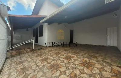 Casa para alugar com 4 quartos, 2 banheiros, 300m², com 2 vagas de garagem - bairro planalto