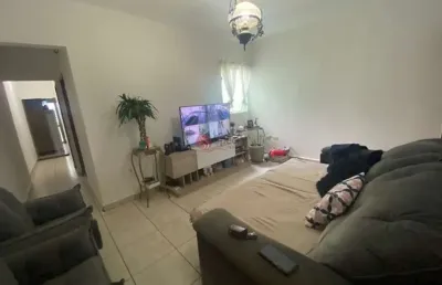Sobrado no jardim maringá sendo 2  casas no mesmo terreno 5x21, com 4 quartos, 3 banheiros e 1 vaga.