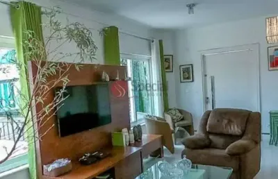 Casa em condomínio fechado de alto padrão no jardim floresta.