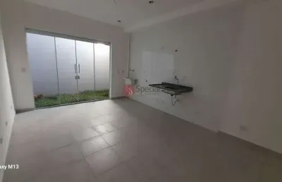 Apartamento na vila ema novo, 2 quartos, quintal e sacada.