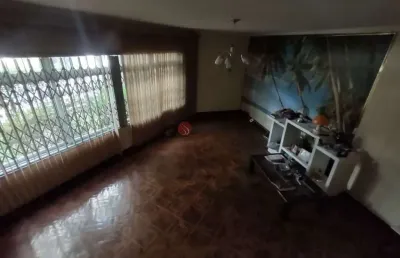 Sobrado comercial ou residencial para compra ou locação na água rasa com piscina.