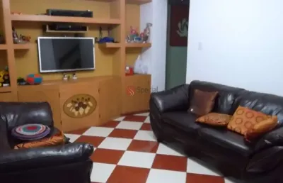 Sobrado na vila santa terezinha  com 3  quartos, 1 suíte e 2 vagas de garagem.