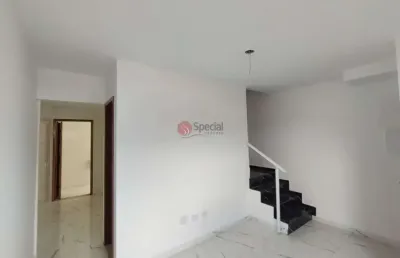 Sobrado em condomínio, 120m², 2 suítes, área gourmet, 2 vagas!