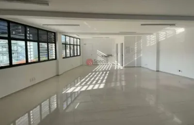 Prédio comercial na mooca com elevador, ótima localização.
