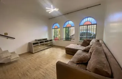 Sobrado com 3 quartos, 1 suíte e 2 vagas em excelente localização