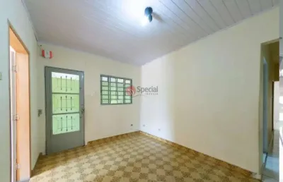 Casa térrea com 2 dormitórios na vila ema, cozinha grande e quintal com 3 vagas.