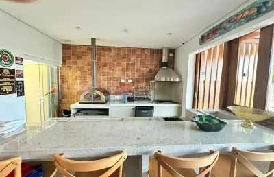 Casa em condomínio com 285 m² de terreno, 3 quartos, 1 suíte e 6 vagas de garagem.