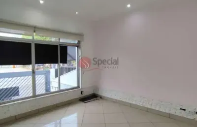 Casa assobradada com 220 metros 6 salas e 7 vagas de garagem.