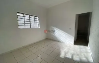 Casa térrea na mooca, com 1 quarto, cozinha e 1 vaga de garagem.