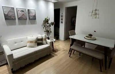 O apartamento é lindo, com um acabamento impecável e móveis planejados.