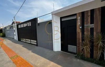 Linda casa térrea com paisagismo impecável e quintal aos fundos