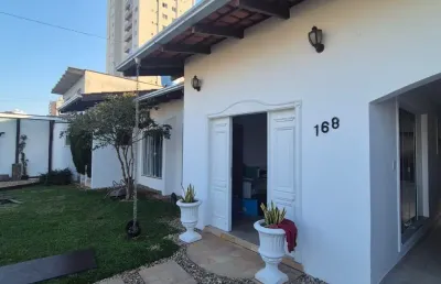 Casa no centro de itajaí, com piscina, edícula e área de festas!