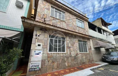 Magnifica casa, no coração do bairro, 3 dormitórios, amplo terraço, aceitando financiamento.