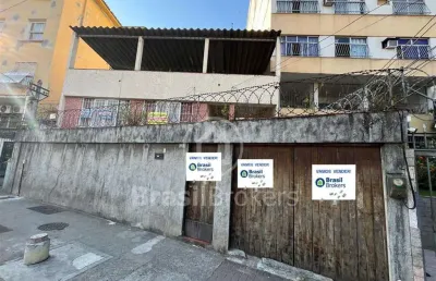 Casa duplex espaçosa com 215m² de área construída com terraço e um terreno amplo de 450m²!