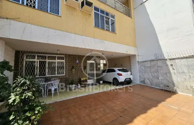 Casa com piscina e possibilidade de construir um apartamento