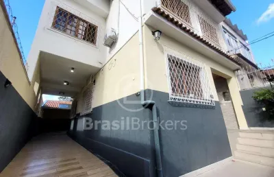 Espetacular  casa 4 dormitórios, 1suíte, quintal com churrasqueira. aceitando financiamento.
