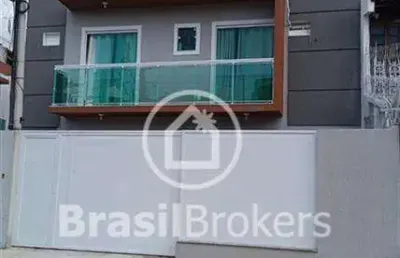 Casa triplex com dois quartos e  terraço gourmet em marechal hermes