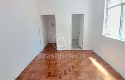 Apartamento a venda no grajaú com 64 m², 2 quartos e dependência de serviço completa.