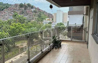 Apartamento de 2 quartos com 91 m², varanda, dependências completas e vaga de garagem.