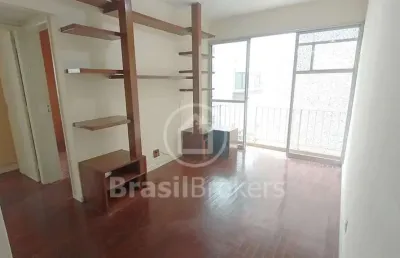 Apartamento de 2 quartos com varanda, vaga de garagem e dependência completa.