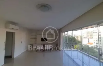 Tijuca! cobertura de três quartos recém-reformada com duas vagas de garagem.