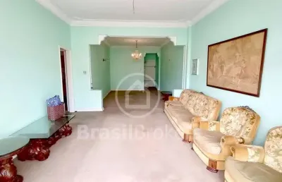 Apartamento de 3 quartos com 149 m², dependências completas e varanda.