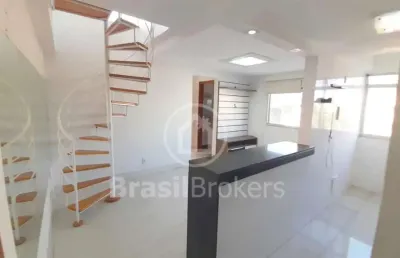 Cobertura duplex, com 2 quartos, 2 salas e varanda gourmet e vaga de garagem.