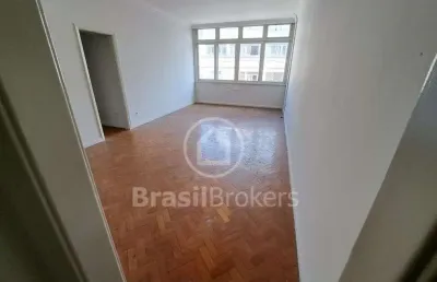 Apto. de três quartos com ótima localização na tijuca. vaga escriturada.