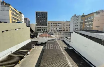 Ótimo apartamento com 03 quartos em condomínio fechado, no centro da tijuca realizando tudo a pé..