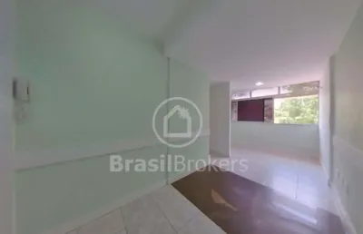 Sala comercial a venda, na porta do metrô saenz penã, com 3 salas e 2 banheiros