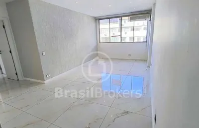 Apartamento de 3 quartos (1 suíte) com 117 m² todo reformado a 3 minutos do metrô saens pena, vista livre e piscina no condomínio.