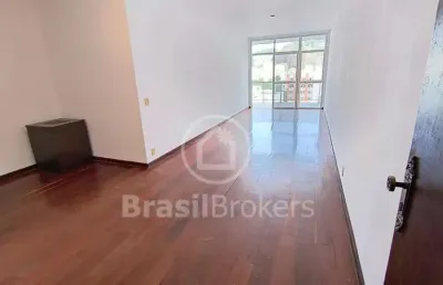 Apartamento de 3 quartos (1 suíte) com 147 m², varanda, 2 vagas de garagem a 6 minutos do metro.