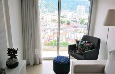Apartamento de 2 quartos (1 revertido) com 40 m², varanda e vaga de garagem.
