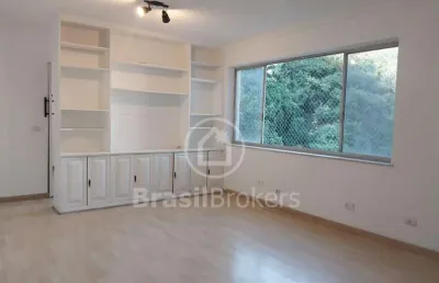 Prédio com infraestrutura, vista mata verde/ pão de açúcar. 3 quartos, suíte, dependências completas com vaga na escritura