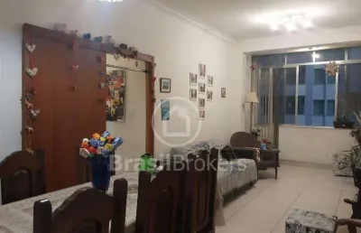 Leme, andar alto, frente! à 2 minutos da praia, 3 quartos, suíte, dependências completas e 1 vaga escriturada.