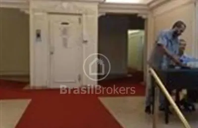 Quase esquina da praia, prédio maravilhoso, 2 apartamentos por andar/ 173m². 3 quartos/ suíte.