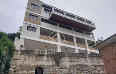 Casa triplex/ primeira locação, varandão, salão, 3 quartos, suíte e estacionamento coberto para mais de 5 carros + depósito.