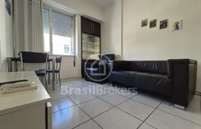 Apartamento à venda com 1 suíte na quadra da praia de copacabana, vista lateral mar.