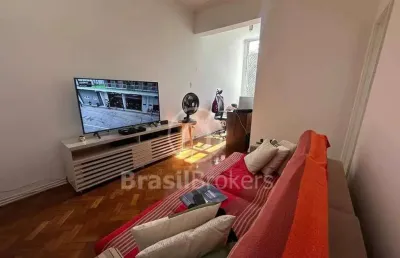 Apartamento quartos e sala com dependência em copacabana