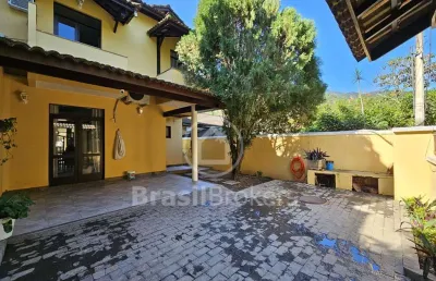 Casa em condomínio à venda com 300,00m² e 4 quartos e piscina.