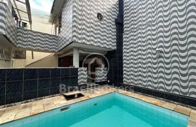 Ótima casa duplex com 360 metros em rua familiar no bairro taquara.