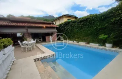 Oportunidade única! bela casa, na freguesia, linear com piscina e jardim, 4 quartos, sendo 1 suíte, escritório e segurança.