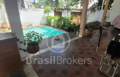 Ótima casa  centro de terreno, com área gourmet e piscina