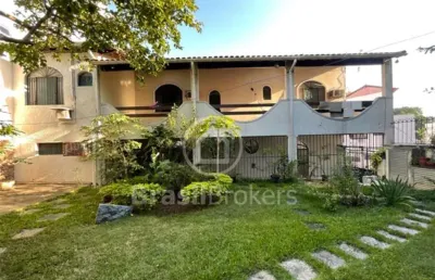 Ótima casa de vila à venda no coração do bairro da freguesia, podendo realizar tudo a pé.